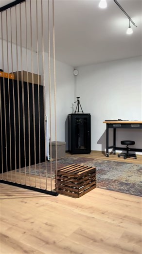 Für den Start in das neue Jahr nun endlich den Netzwerkschrank soweit eingerichtet und die Ecke sieht nun etwas aufgeräumter aus. Mir fehlen jetzt nur noch ein paar Blümchen. Hast du eine Idee welche? Bin absolut kein Blumenexperte 😂. ##iapit##itdienstleistungen##zülpich