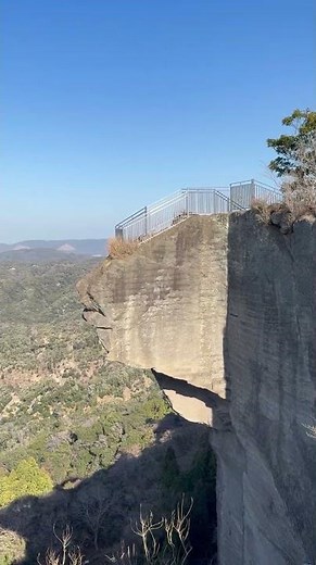 鋸山と言えば、「地獄のぞき」が有名。高所恐怖症気味の私ですが、歩いてみました。東京湾の眺めが素晴らしい！ #鋸山 #展望台