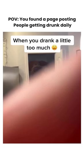 Drunk gone wild on Instagram: "日本利用压电瓷砖将脚步转化为电能。这些瓷砖捕捉来自你脚步的动能。当你行走时，你的重量和动作会对瓷砖产生压力。瓷砖会轻微弯曲，从而产生机械应力。瓷砖内部的压电材料将这种应力转化为电能。每一步都会产生少量电荷，而数百万步结合在一起就能产生足够的电力来驱动LED 灯、数字显示屏和传感器。在像涩谷车站这样繁忙的地方，每天大约有240万个脚步为这一系统作出贡献。 这些电能可以被储存或立即使用，从而减少对传统电力来源的依赖，并支持可持续的城市基础设施。 这种方法将日常运动转化为实用的可再生能源 #日本#知识#事实 #你知道吗 #推荐 科技创新历史 技术 实验热门"