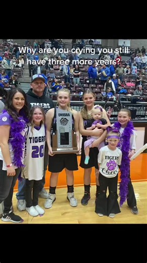 I’m gonna miss my seniors so much especially @abbierhoades6!! ❤️🏀 #greenscreen #seniors2022 #basketballisover