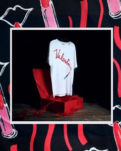 5.2K views · 589 reactions | Let the logo mania take over the holiday season with this Lipstick Wave printed and embroidered T-shirt. Visit Valentino.com for the ultimate gift guide. | Valentino | Facebook