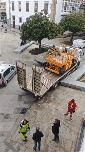 VOCES DE A CORUÑA on Instagram: "Reventón de la rueda de un camión en la plaza del Humor. Según cuentan testigos presenciales, el conductor trató de pasar entre los vehículos aparcados. Dado el poco espacio que tenía, topó con el muro y explotó la rueda con un ruido tremendo #VDAC"