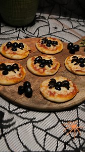 🕷️🍕 ¡Prepárate para una invasión deliciosa de mini pizzas araña este Halloween! Divertidas de hacer y espeluznantemente deliciosas. ¡Una experiencia culinaria que encantará a todos tus invitados! 🎃 Ingredientes: 🫒Aceitunas negras sin hueso 🧀Queso para derretir 🍅Salsa para pizza 🍕Harina para pizza 🧡Aceite Oléico® aerosol 🧡1cda. aceite Oléico® gourmet mezcla campirana Preparación: Prepara la harina para pizza según las instrucciones del empaque. Rocía una bandeja para horno con aceite Olé