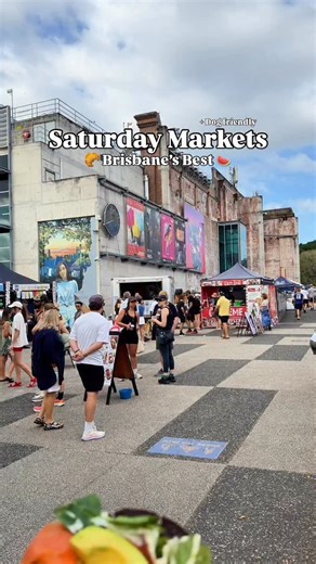 [ MUST VISIT ] Brisbane’s Most Iconic Saturday Ritual Has Been Found And We Are Obsessed 🥖☕️🍓🍰 Is this Brisbane’s best Saturday market? 👀 Rise and shine, Brisbane, because from 6am every Saturday, @JanPowersFarmersMarkets completely transform the Brisbane Powerhouse precinct into a bustling foodie paradise. We’re talking stall after stall bursting with: 🍓 Farm-fresh fruit and crunchy veg 🌭 Giant bratwursts hotter than your weekend plans 🧀 Artisan cheeses, breads and gourmet goodies 🌸 Bou