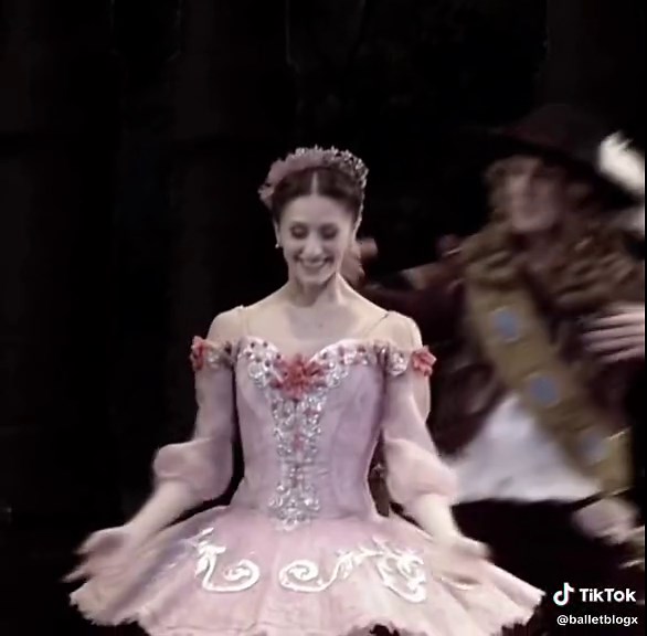 THANK YOU FOR 100K !! Mini dancing reveal- this is from my 2nd pointe lesson so dont judge 🤭 ୨୧:⋅˚ #ballet#aesthetic#royalballet#royaloperahouse#fyp#foryoupage#fy#foryou