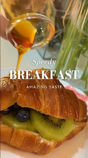 5-Minute Café Breakfast! 🥐🍵 Croissant & Matcha Vibes!