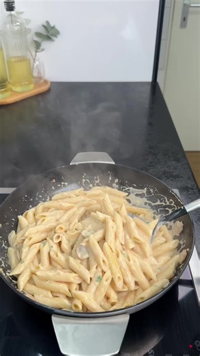 Creamy Champignon Nudeln 🍝 Zutaten ca. 200 g Nudeln 5–6 Champignons 1 Zwiebel 2 Knoblauchzehen 3–4 EL Olivenöl 1 EL Butter 200 ml Schlagsahne 2 EL Schmand eine Handvoll geriebener Mozzarella eine Handvoll frische Petersilie Gewürze: Salz, Pfeffer, Paprikapulver edelsüß Optional: etwas Sriracha oder Sriracha-Mayo für Schärfe Zubereitung Die Champignons zuerst in eine heiße Pfanne geben und ohne Fett anbraten, bis sie schön braun werden und Röstaromen bekommen. Danach Olivenöl und Butter hinzufüg