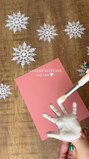 Sarah Elizabeth on Instagram: "SNOWGLOBE keepsake craft 🤍 such a cute craft to go with our footprint one ⛄️❄️ thank you for the inspo friend @collazo.learning #christmascraft #keepsake #handmade #toddlercrafts #handmadecards #keepsakegift #giftideas"