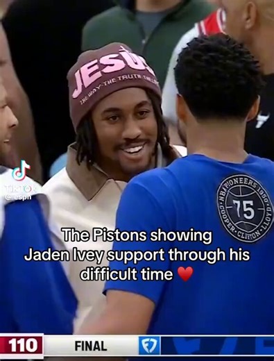 Jaden Ivey showed up to the Pistons game and his former teammates showed him real love — hugs, daps, and brotherhood on full display. He was fired for boldly standing for Christ, and I have a lot of respect for him. Real ones recognize real character. 🙏