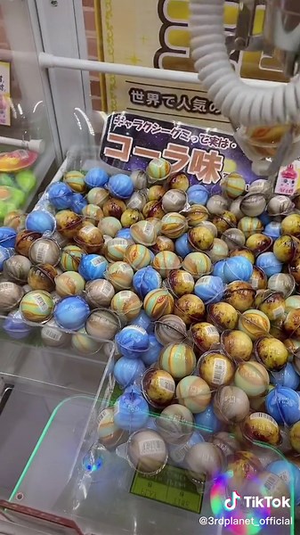 クレーンゲームで目玉グミをゲット！横浜でプレイ動画を公開