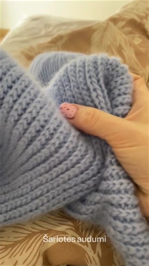 🧶 Kā notamborēt elastīgo ribas rakstu (Elastic Rib Stitch) Šis raksts izskatās kā adīta gumija, bet ir 100% tamborēts ✨ Ideāli der cepurēm, piedurknēm, džemperu apkaklītēm Ļoti vienkāršs veids! 1️⃣ Uzmet ķēdīti vajadzīgajā garumā. 2️⃣ Tamborē īsos stabiņus (vai pusgaros stabiņus). 3️⃣ Nākamajās rindās dur adatu tikai aizmugurējā cilpā (Back Loop Only). 👉 Tas veido vertikālas rievotas līnijas un audums kļūst elastīgs. ✔ Jo biezāki stabiņi (piem., pusgarie), jo izteiktāka rieva. ✔ Jo mazāks tamb