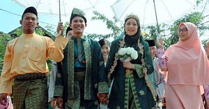 Korean bride gets a taste of 'budu' at traditional Kelantanese wedding [NSTTV] | New Straits Times