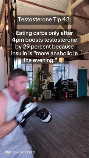 🍚🌙 Testosterone Tip 42 😅 You’ll hear stuff like this all over the internet… “Eating carbs only after 4pm boosts testosterone by 29 percent because insulin is more anabolic in the evening.” Sounds clever. Sounds technical. Sounds like something a shredded influencer would swear by 👀😂 Here’s the reality 👇 Carbs matter. Energy balance matters. But your hormones aren’t getting fixed by a clock on the wall 😭 If you’re constantly timing meals, cutting carbs, reintroducing carbs, and still feel 