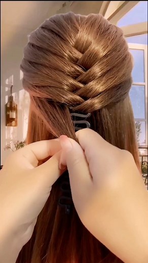 Phdhairs on Instagram: "So easy #hairtutorial #easyhairstyles #hairhacks #beginner"