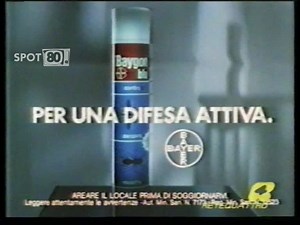 Bayer Baygon Blu Mosche E Zanzare (1986) Se uno spray disinfestante deve rappresentare il "delitto perfetto" contro mosche e zanzare, quale miglior testimonial potrebbe reclamizzarlo se non il maestro del brivido in persona? Beh, chiaramente, l'Alfred Hitchcock di questo spot del Baygon blu della Bayer è un Alfred Hitchcock "posticcio", ma il suo doppiatore, Paolo Lombardi, prestò la voce proprio al grande regista nella sua personale serie tv di gialli brevi. Provenienza filmato: Archivio Person