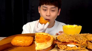 111K views · 3.9K reactions | ASMR 미니시카고피자 KFC 치킨버거 해쉬브라운 치즈소스 찍먹방~! Mini Chicago Pizza With Hash Brown Chicken Burger MuKBang~! . #asmr #chicago #pizza #pizzalover #pizzatime #chicagopizza #hashbrowns #chickens #chickenburger #mukbang #mukbangeatingshow #mukbangasmr #mukbangers #mukbangfood #mukbangshow #asmrfood #asmrcommunity #asmrvideo #roses #creamnoodles | 봉길이 Bonggil TV | Facebook