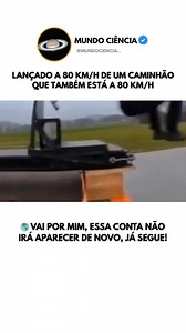 🚚💨 Velocidade relativa: o segredo por trás dessa cena impressionante! Quando algo é lançado a 80 km/h de um caminhão que também está a 80 km/h, para quem está dentro do caminhão parece super rápido… mas para quem vê de fora, a história é outra! 👀 Isso acontece por causa da velocidade relativa: como o objeto e o caminhão estão na mesma velocidade e direção, o movimento “extra” praticamente se anula em relação ao solo. Resultado? O objeto pode parecer quase parado ou cair suavemente, dependendo