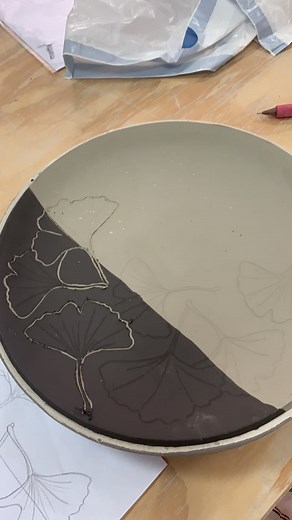 Carving plates is my absolute favourite thing in the world! #potterystudio #potteryworkshop #ceramicstudio #ceramica #ceramicstudio #handmadechristmasgift #manualidades #sgraffitoart