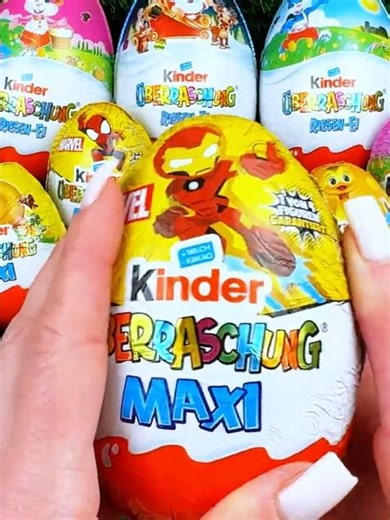 This is Spider-Man and Spider-Woman? Marvel Kinder Maxi Surprise Eggs: The Avengers! #kindermaxi