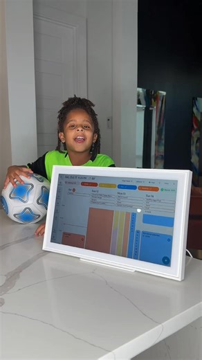 Keep the holidays on track with the all-in-one digital family hub that organizes grocery lists, events, chores, and more! | Skylight