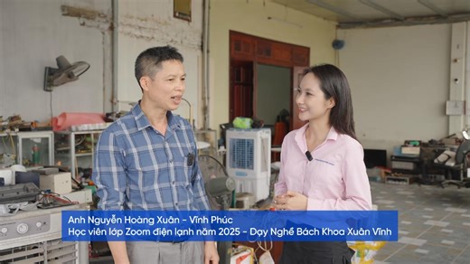 Anh Nguyễn Hoàng Xuân – giáo viên với gần 30 năm đứng trên bục giảng, là một trong những học viên lớp điện lạnh Zoom online. Gắn bó nhiều năm với nghề giáo, nhưng khi chi phí sinh hoạt ngày càng đắt đỏ, thu nhập vẫn chưa đủ để trang trải cuộc sống, anh Xuân đã quyết định học thêm nghề sửa chữa điện lạnh để chủ động tăng thu nhập. Điều đặc biệt là, anh chỉ học ngay tại nhà, thông qua hình thức online. Nhưng nhờ sự dẫn dắt tận tâm của thầy Xuân Vĩnh, cùng phương pháp học hiệu quả cao, anh đã thành