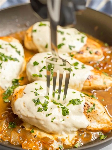 Easy Mozzarella Baked Chicken 🍗🧀 Juicy chicken breasts baked in a savory garlic-onion sauce and topped with melty mozzarella. Simple, flavorful, and ready in minutes for a cozy dinner favorite. Ingredients: 4 6-oz. boneless, skinless chicken breasts Salt and pepper 4 slices fresh mozzarella, about ¼-inch thick ¼ cup low-sodium chicken broth Recipe in the Coʍʍеոτ 👇 | Recipes by banana