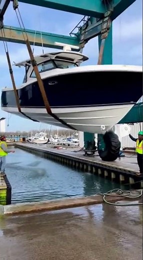 Bow Lift Failure Causes Instant Marina Panic!