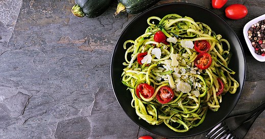 Des spaghetti de courgettes avec un pesto maison, c'est facile et c'est sain !