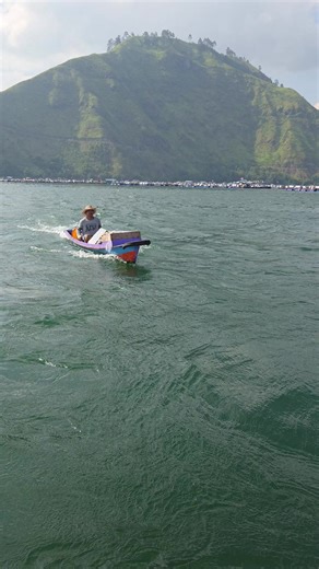Jajanan Lezat di Danau Toba: Gorengan di Atas Perahu