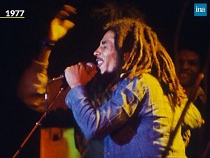 MUSIQUE, FOOT ET GANJA. « Get up, stand up, stand up for your rights » 🎶 🎶. Mai 1977, Bob Marley and The Wailers sont à Paris pour un concert au Pavillon de Paris. Revivons l'ambiance de cette soirée avec des extraits de « I Shot the Sheriff » et « Get up, Stand up ». Dans ce reportage, Bob Marley et ses musiciens sont également filmés, la veille du concert, alors qu’ils disputent une partie de football contre des journalistes. C'est durant ce match que le célèbre chanteur se blessera au pied,