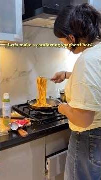 Let’s make *red sauce* spaghetti🍝solo dinner date🎆#hostellife #minivlog #cookwithme