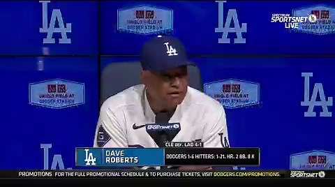 ドジャース ロバーツ監督『山本由伸は良くやった。打線は必ず上向く心配してない』✅試合後インタビュー■デーブ、今夜のヨシノブ（山本由伸）の登板について、全体的な感想を聞かせてくださいロバーツ監督：本当に素晴らしかった。87球で6イニングを投げ切ってくれたのは、チームにとって非常に大きい。特に昨夜の展開を考えれば、先発が長いイニングを投げる必要があった。その役割をヨシがしっかり果たしてくれた。非常に効率的だったし、積極的にストライクゾーンを攻めていた。スプリッターは今季ここまでで一番の出来だったと思う■初回は少し力んでいるようにも見えました。制球がばらつきましたが、その後は立て直しました。何が変わったのでしょうかロバーツ監督：確かに序盤は少し力が入っていた。90マイル後半を連発していたし、やや飛ばし過ぎていた部分もあったと思う。ただ、1回を終えてからは落ち着きを取り戻した。カーブでストライクを取れるようになり、スプリッターで打者を仕留める形ができた。修正能力の高さは彼の強みだし、ああしてゲームの流れを取り戻せるのは頼もしい。■攻撃面では、終盤のフリーマンの本塁打まで静かな展開でした。寒さの