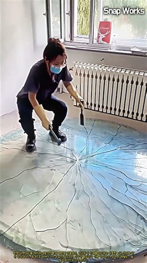 원형 유리 균열 작업 및 정교한 파편 처리 과정 #worker #process #glasswork #method #installation
