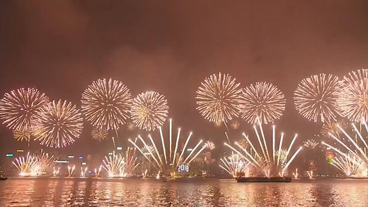 WATCH: Hong Kong welcomes the new year with fireworks dancing to Auld Lang Syne over Victoria Harbour. (Video: Reuters) | CNA