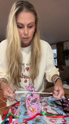 🎁 Say goodbye to holiday wrapping hassles! 🎄 Wrapping gifts has never been this easy – it's a total game-changer for Christmas! Effortlessly create beautiful, festive packages and enjoy the holidays stress-free. Make gift-wrapping a breeze this season with our ultimate solution! | Shop Ngọc Anh Chuyên Sĩ Đồ Thái