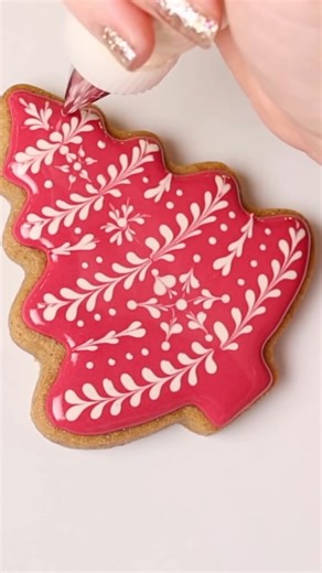 SweetAmbs - Amber Spiegel on Instagram: "Christmas cookie decorated with wet-on-wet royal icing🎄The full tutorial and my cookie recipes are in the Cookie Art Club! #Christmascookies #christmasprep #naturalfoodcoloring"