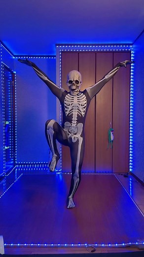 スケスケで恥ずかしいからジロジロみないでね🫣？ Bone dance💀 #内山さん #uchiyamasan | Spooky Scary Skeletons
