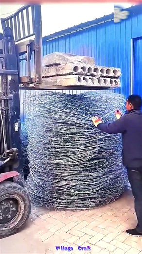 ⚙️🌀フォークリフトの強烈な圧力！乱れた螺旋状有刺鉄線が美しく整形される驚きの工程