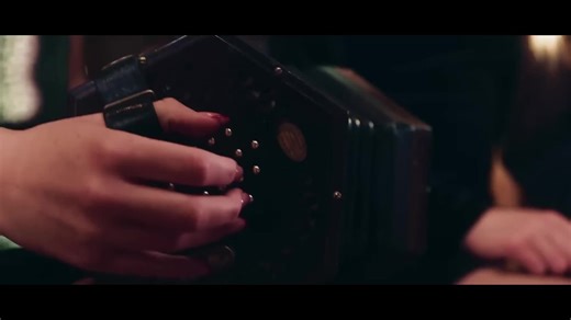 Dans les terres baignées par les marées de l’Atlantique, là où les pins rencontrent les vagues et où les histoires se transmettent en chanson, une voix s’élève. Celle de La famille LeBlanc. Dans cette interview exclusive, découvrez les visages derrière les voix, les histoires derrière les harmonies. Écoutez comment la tradition devient moderne, comment les rythmes acadiens rencontrent les mélodies celtiques, et comment une famille transforme ses racines en lumière. Interview exclusive avec Robin