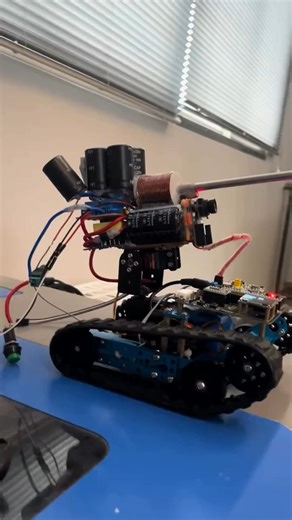 Robô Tanque com Canhão Guiado por Sensor – Projeto Insano com Arduino! #arduino #arduinoproject #engenharia | Prototipando