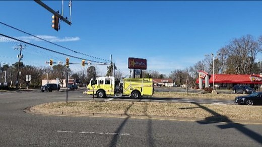 (12/28/2022) *Video* Henrico Co, VA Division of Fire Eastern Division unit Engine-303 responding to a automatic Fire alarm on S Laburnum Ave. #henricocounty #henricofire #responding #cmgnews #fireapparatus #fireengine #ggb #federalq #flashinglights #sirens #airhorn #firefighters #firefighting #enginecompany #chiefmiller #chiefmillerambassadors | Commonwealth Media Group, LLC