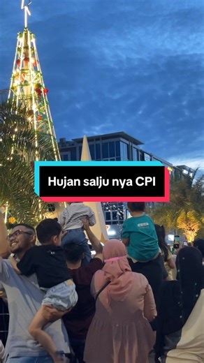 Menunggu dari jam 5, pas kluar salju nya jam 6.30. Pas trun kaya zonk ji weh… kaya apakah di😂😂😂😂 #makassar