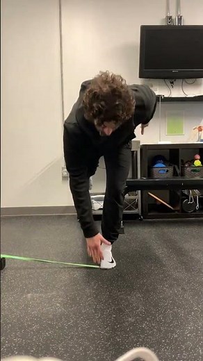 Single leg RDL with big toe engagement band cue