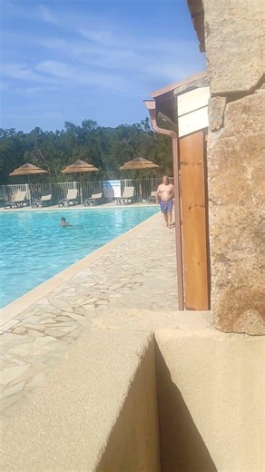 a la piscine du camping