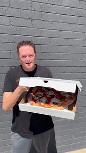 @teddyspizzeria2023 is actually a ghost kitchen located here in Glendale serving up INCREDIBLE Handcrafted Pizzas, Wings and Pastas! Chef/Owner Artur aka “Teddy” started as a pop up in Pacoima, and has been here just a few months. He is a 100% self-taught master at of the art of pizza making who spent years perfecting his recipes and dough. His self-described “style” of pizza is somewhere between New York Style and Napoletana. The Marguerita Pizza was just perfect with the fresh mozzarella and B