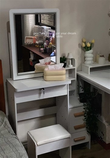 Dream Vanity Table: Perfect for Your Makeup Setup