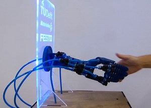 Rob Scharff's Soft Robotics 3D-printed hand responds to human grip