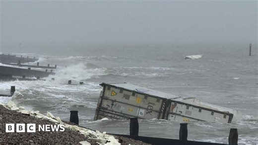 Banana containers cause shipping disruption in Solent