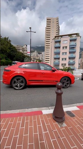 PORSCHE CAYENNE 9YA orange vu à #monaco #porsche #porschecayenne #porschecayennecoupe