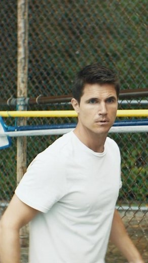 Prime Video Brasil on Instagram: "Robbie Amell eu tbm to me afogando, acho que preciso de respiração boca-a-boca 🗣️🏊‍♀️ 🎥: #Flutuar 🎭: #RobbieAmell #AndreaBang"